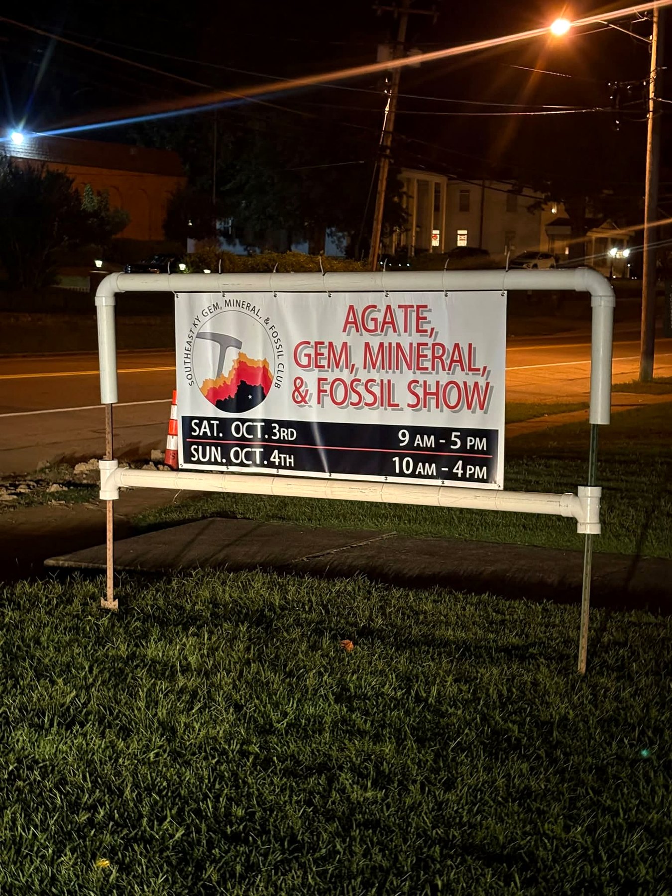 The club's Agate, Gem, Mineral & Fossil Show sign welcomes visitors to the event.